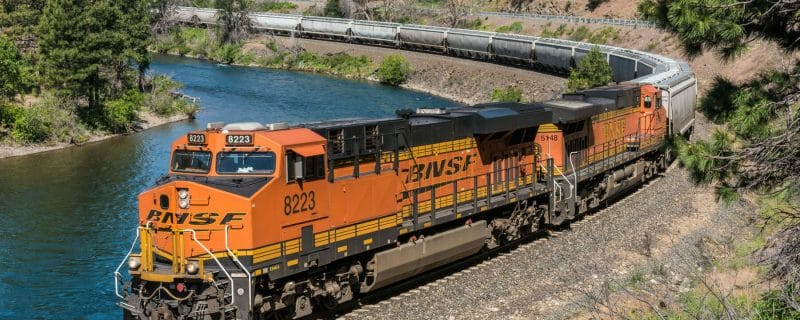Das von Warren Buffett geführte Unternehmen Berkshire Hathaway hat die Eisenbahngesellschaft BNSF übernommen